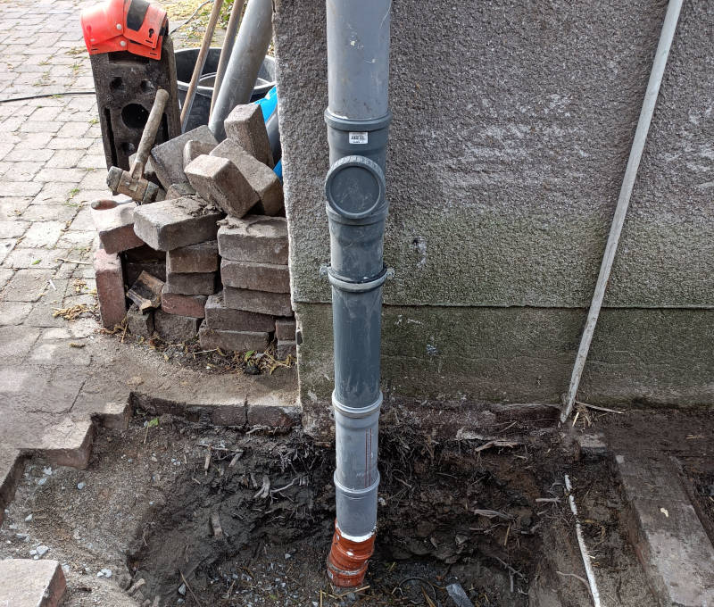 RRS-Baustelle-Bild1-800 RheinRuhrSan GmbH - Rohrsanierung eines Fallrohres